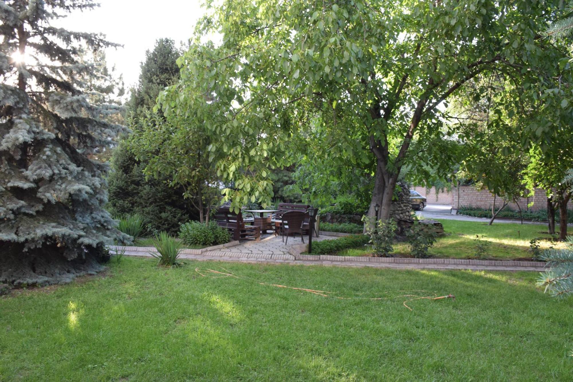 Отель Silk Road Lodge Бишкек Экстерьер фото
