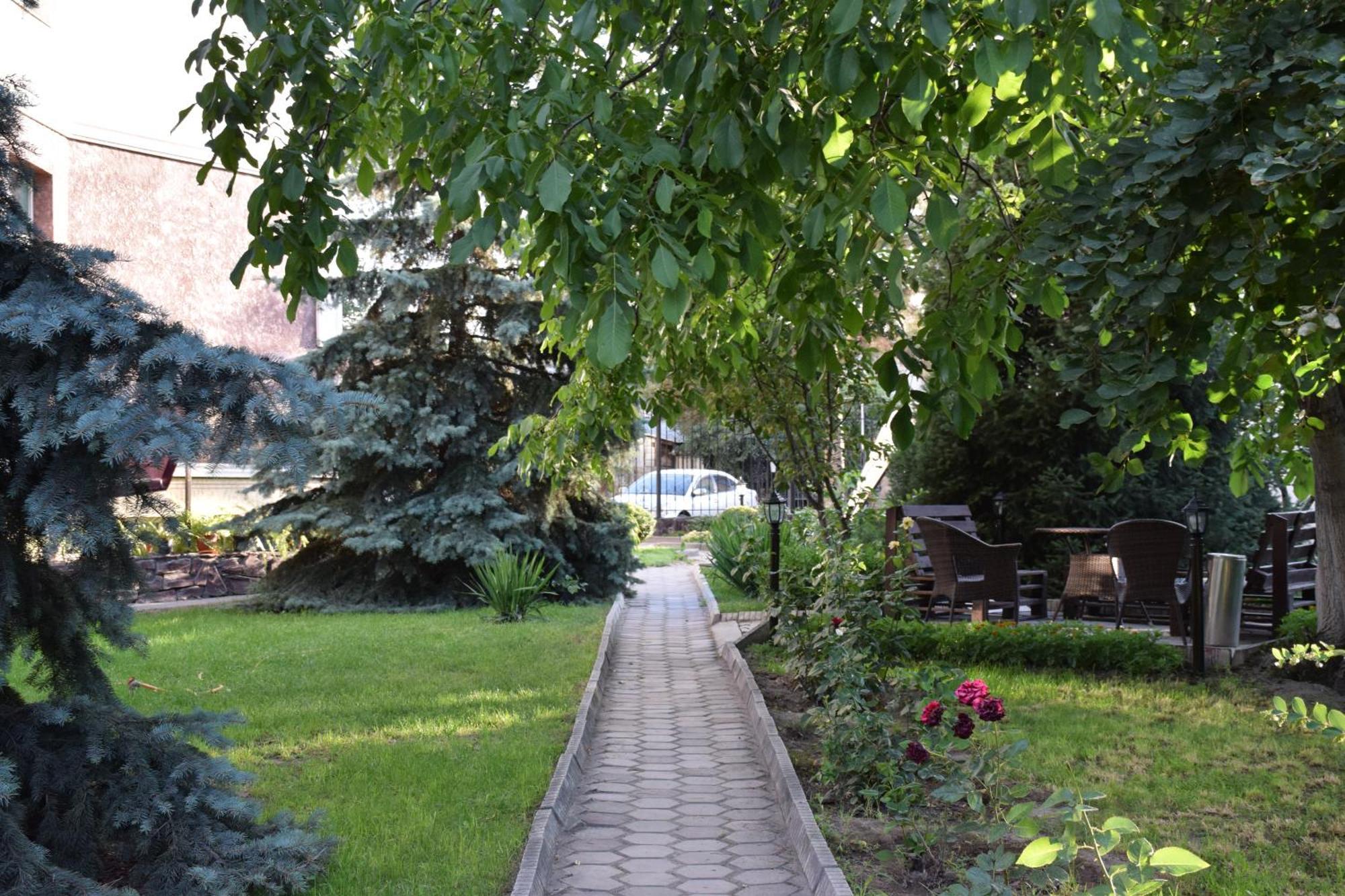 Отель Silk Road Lodge Бишкек Экстерьер фото