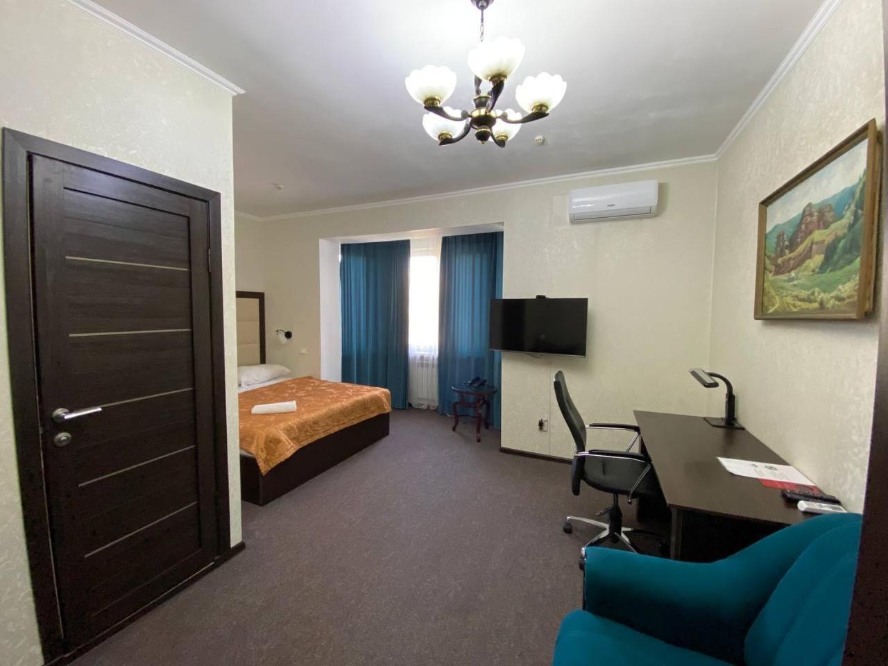 Отель Silk Road Lodge Бишкек Экстерьер фото